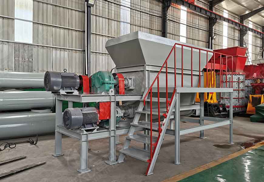 Upper and lower double shaft breaking feeder